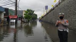 Banjir Terjang Bawah Flyover Cimindi Cimahi, Mobil Terjebak Genangan<