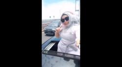 Polda Jatim Semprot Emak-emak Nge-vlog di Sunroof Mobil: Kalau Masih Anak-anak Maklum