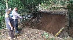 Jembatan Ambruk, Warga Dimbau Hati-Hati Melintas di Sudahanten Majalengka<