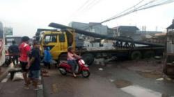 Truk Angkut Besi Mogok Melintang, Puluhan ASN di Karawang Terlambat Ngantor<