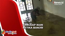 Warga di Kudus Tangkap Ikan saat Banjir untuk Hindari Stres