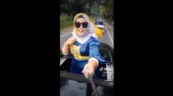 Dianggap Bahaya, Emak-emak Viral Nge-vlog di Sunroof Mobil Akhirnya Minta Maaf