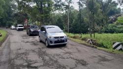 Kepala Bupati Karna Sobahi  Terbentur saat Lintasi Jalan Rusak Parah di Talaga Majalengka<
