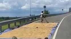 Petani Ini Nekat Jemur Padi di Flyover hingga Tutup Setengah Badan Jalan