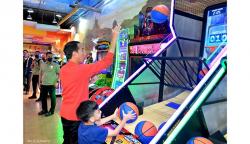 Momen Presiden Jokowi Angon Cucu, Ikut Main Basket dengan Jan Ethes