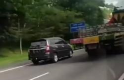 Viral Kijang Innova Terbalik Salip Truk di Jalur Kiri, Pengendara Wajib Pahami Fungsi Bahu Jalan