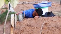 Potret Pilu Bocah di Lampung Nangis di Makam Ayah sebelum Berangkat Jualan Kue