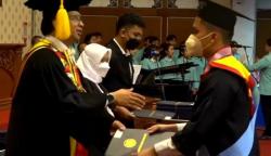  Kisah Ibu dan Anak Wisuda Bareng di UNS, Raih Gelar Doktor dengan Predikat Cumlaude