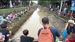Seru, Ratusan Pemancing di Kendal Berburu Ikan Monster 5 Kg Berhadiah Kambing