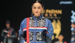 Potret Koleksi Busana Padu Padan Tenun di IFW 2023
