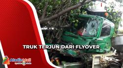 Ban Selip, Truk Kontainer di Semarang Terjun dari Flyover Menyeret Motor