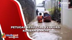 Akibat Gang Sempit, Petugas Relawan Bencana Kesulitan Evakuasi Warga Cikarang yang Terjebak Banjir