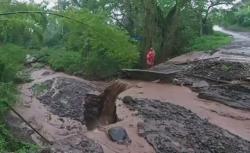 Banjir Kiriman Gunung Agung Putus Jalan Penghubung Desa di Karangasem<
