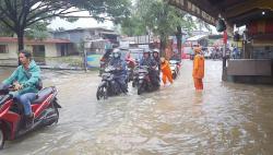 Terjang Banjir di Jalan Pagelarang Cipayung, Sejumlah Motor Mogok