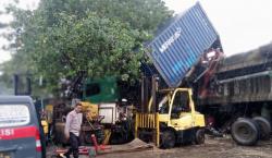 Kecelakaan Truk Trailer Tabrak Motor hingga Terjun Bebas di Flyover Tanjung Emas, 1 Orang Luka