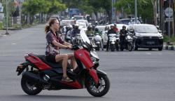 Melihat Kelakuan Turis Asing Wira-wiri Naik Motor Tak Pakai Helm di Jalanan Bali