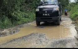 Jalan Rusak Parah dan Berlumpur, Warga Minta Pemkab Muba Lakukan Perbaikan<