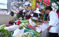 Cek Harga Bahan Pangan di Pasar Tenguyun Tarakan, Jokowi Sebut Pasokan Baik Tidak Ada Masalah