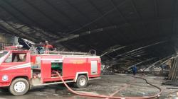 Kebakaran Pabrik Kasur Busa di Pantura Cirebon Padam, 8 Kawat SUTT Putus<