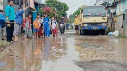 Protes ke Pemda KBB, Warga Cihampelas Mancing di Kubangan Jalan Kabupaten