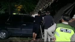 Kecelakaan di Blitar, Mobil Innova Oleng Tabrak Rumah Warga hingga Hancur