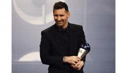Senyum Lionel Messi Angkat Trofi Pemain Terbaik FIFA 2022