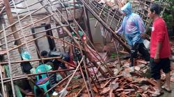 Rumah Warga Indramayu Ambruk Diterjang Hujan Deras dan Angin Kencang, Pemilik Terluka<