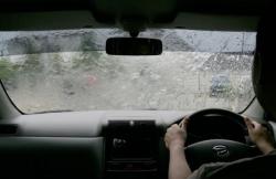 Mengemudi Mobil di Musim Hujan Butuh Konsentrasi Ekstra, Perhatikan 3 Hal Penting Ini