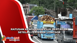 Ratusan Kendaraan Pilih Bertahan Setelah Terjebak Longsor di Jalan Kediri-Malang