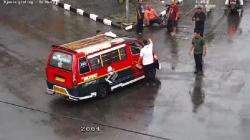 Aksi Bobby Nasution Adang Angkot Tabrak Pemotor, Marahi Sopir lalu Tolong Korban