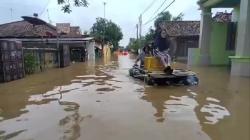 Banjir Subang, Warga Dapat Berkah dengan Jasa Penyeberangan