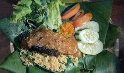 Menikmati Sensasi Iga Bakar Bumbu Kacang di Pengging Boyolali, Rasanya Manis Gurih<