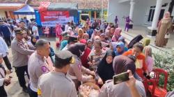 Harga Beras Melambung, Ratusan Warga Cirebon Serbu Operasi Pasar Murah