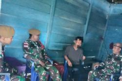  Warga Halut Serahkan Senjata Organik dan 5 Butir Amunisi ke Satgas Pamrahwan