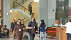 Rafael Alun Bawa Tas Besar saat Masuk ke Ruang Klarifikasi KPK