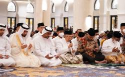 Momen Wapres Ma’ruf Amin dan Ganjar Salat Subuh Berjemaah di Masjid Sheikh Zayed Solo<