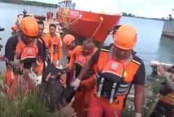 Tim SAR Evakuasi 6 ABK KM Linggar Petak 89 yang Tenggelam di Bali, 1 Tewas