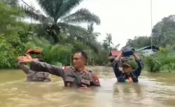 Banjir di Bengkayang Setinggi 1,5 Meter, Warga Bertahan dalam Rumah