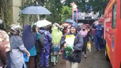 Di Bawah Guyuran Hujan Ribuan Warga Cimahi Antre Beras Murah di Techno Park<