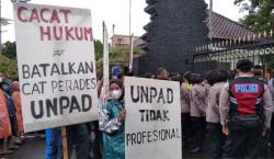  Puluhan Peserta Seleksi Perangkat Desa di Kudus Demo Tuntut Tes Ulang, Ini Alasannya<