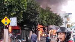 Kebakaran Hari Ini di Terminal Kota Kefa NTT, Puluhan Lapak Pedagang Hangus