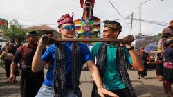 Penampakan Para Pembalap WSBK Ikut Karnaval Budaya di Lombok