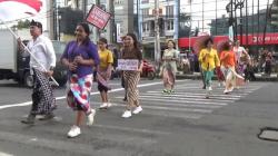 Hari Sarung Nasional, Komunitas Budaya di Semarang Gelar Peragaan Busana Jalanan