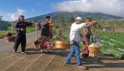 Tradisi Nyadran Makam Leluhur di Lereng Gunung Sumbing