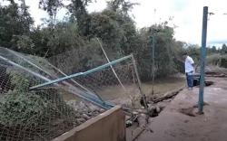 Banjir Terjang Pagar Gunung Lahat, Fasilitas Publik dan Kolam Ikan Hancur