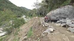 Batu Besar Tutupi Jalan di Tana Toraja, Ratusan Warga Bertaruh Nyawa Lintasi Jurang<