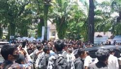 Demo Mahasiswa Warnai Pengukuhan Doktor Kehormatan Erick Thohir di UB