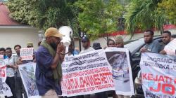 Massa Demo di Pengadilan Tipikor Jayapura, Minta Tolak Praperadilan Plt Bupati Mimika