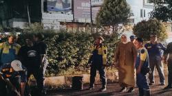 Semalaman Bupati Karawang Begadang dan Tongkrongi Perbaikan Jalan Rusak<