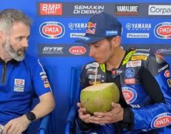 Hari Pertama WSBK Indonesia 2023 Usai, Toprak Razgatlioglu Evaluasi Sambil Minum Kelapa Muda